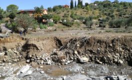 Limoncino, giù il ponte. Residenti costretti a guadare il fiume