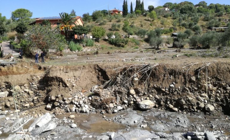 Limoncino, giù il ponte. Residenti costretti a guadare il fiume