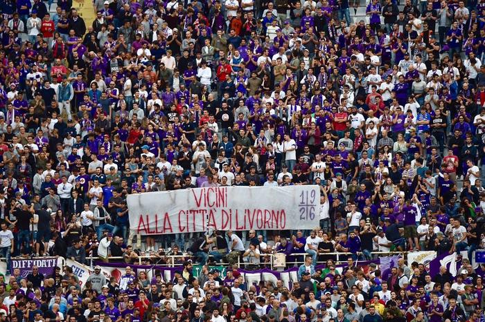 Tifosi viola, striscione per Livorno