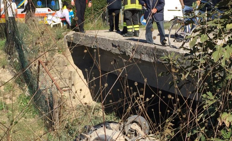 Con l’auto dentro il canale, ottantenne riesce a salvarsi con le proprie gambe