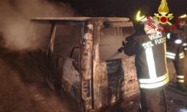 Furgone a fuoco sulla A12 Genova - Rosignano