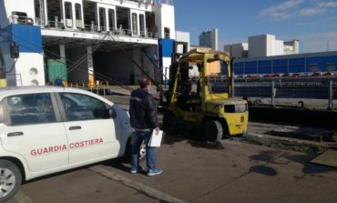 Porto: fork lift giù dalla nave. Accosto Sintermar fuori uso