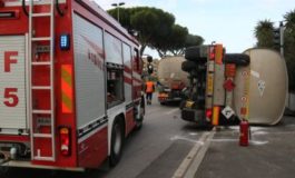 Si ribalta camion cisterna in via Mastacchi