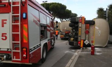 Si ribalta camion cisterna in via Mastacchi