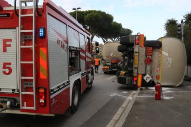 Si ribalta camion cisterna in via Mastacchi