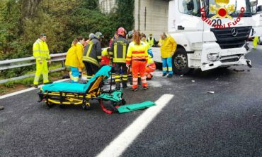 Perde il controllo del camion. Autista ferito