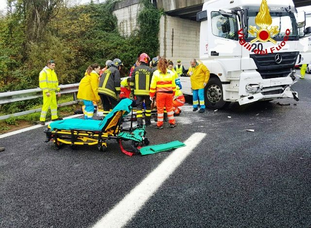 Perde il controllo del camion. Autista ferito