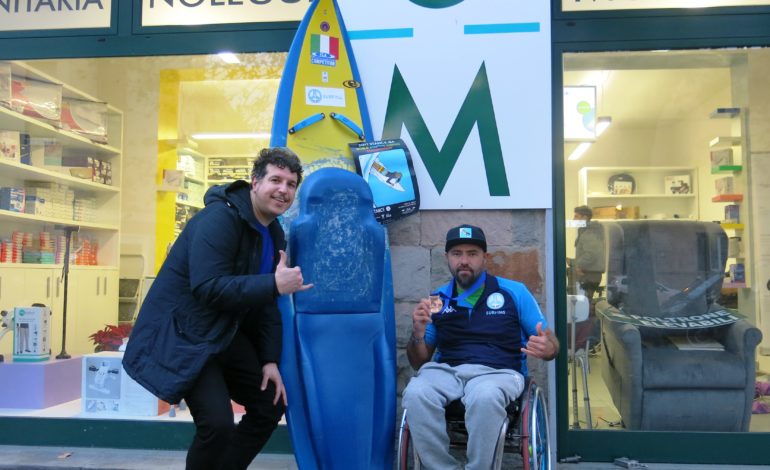 Massimiliano Mattei torna dai Mondiali di adaptive surf con la medaglia al collo