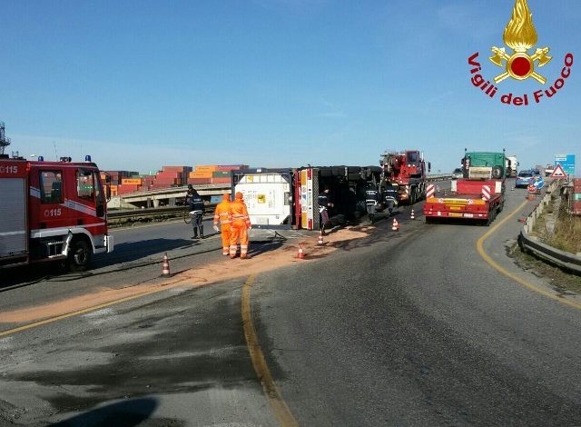 Tir si ribalta su di un fianco. Traffico in tilt