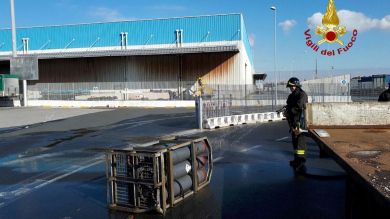 Si rompe una bombola di gas in porto. Intervengono i Vigili del fuoco