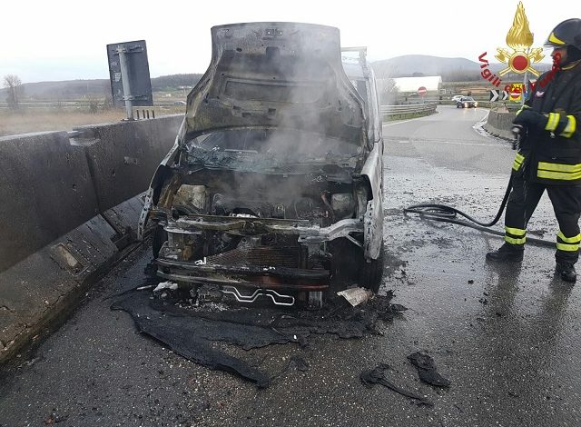 Auto a fuoco sul raccordo tra Fi-Pi-Li e variante