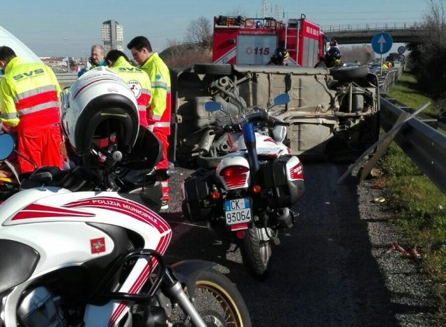 Auto si ribalta sull’Aurelia, estratte due persone dai Vigili del fuoco