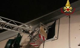 Incendio nella notte. A fuoco casa popolare