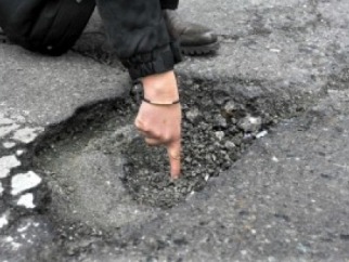 Buche nelle strade, gli interventi del Comune dopo la neve e il gelo