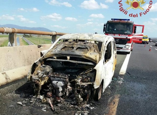 Auto a fuoco in A12. Per fortuna niente feriti