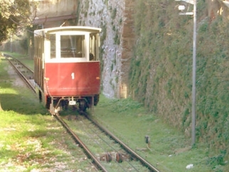 Si lavora al consolidamento del terreno franato in prossimità della stazione della Funicolare