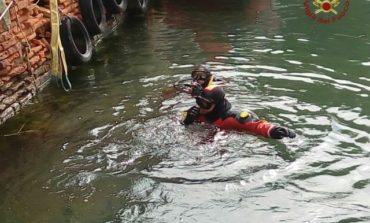 Cadono elementi lapidei nel fosso dopo un incidente. Li recuperano i vigili del fuoco