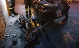 Auto e scooter a fuoco nella notte