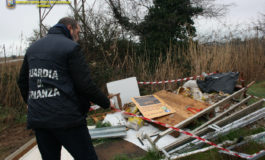 Abbandona 150 kg di rifiuti edili per strada, denunciato gestore di stabilimento balneare