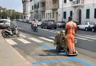 Stalli blu, scatta la sosta a pagamento sul lungomare