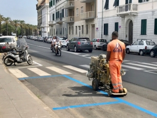 Stalli blu, scatta la sosta a pagamento sul lungomare