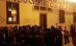 Cariche della Polizia a effetto venezia per uno striscione