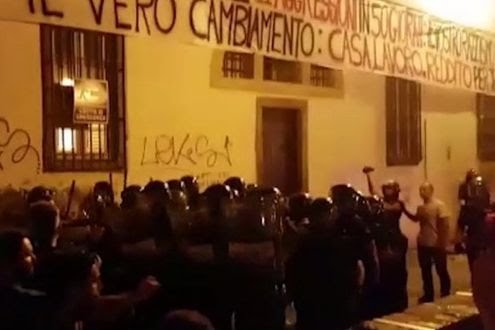 Cariche della Polizia a effetto venezia per uno striscione