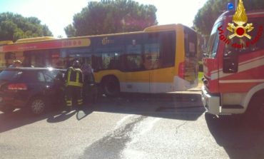 Auto contro bus, 6 i feriti