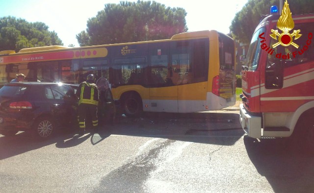 Auto contro bus, 6 i feriti