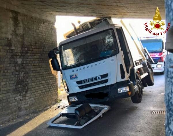 Camion rifiuti si incastra in sottopasso