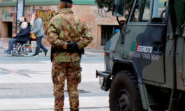 Minaccia clienti al bar con un coltello, disarmato dai para' della Folgore