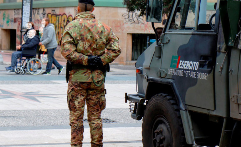 Minaccia clienti al bar con un coltello, disarmato dai para’ della Folgore