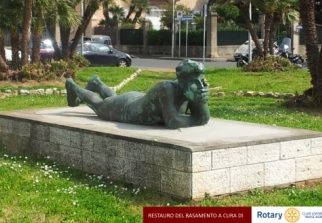 Parte il restauro del basamento del monumento "Il Pescatore"