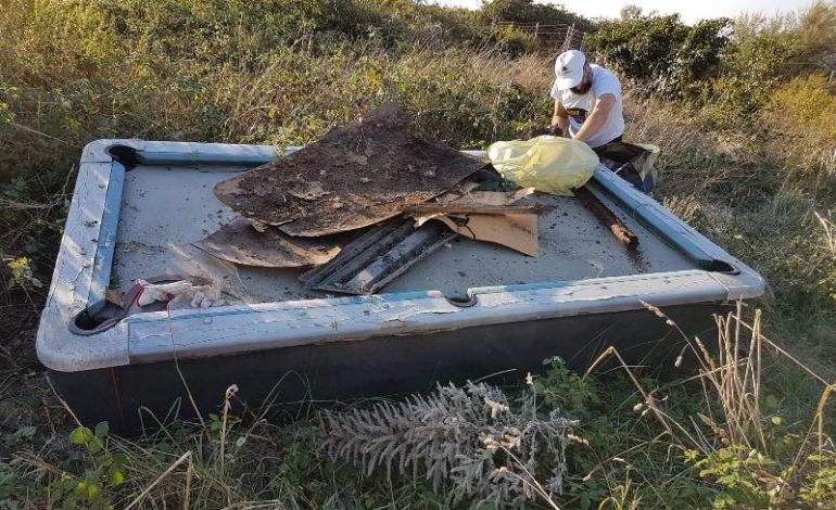 “Oggi puliamo noi” anche un tavolo da biliardo tra i rifiuti recuperati