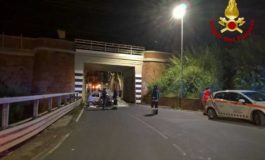 Incidente nella notte a Castiglioncello, giovane donna incastrata nell’auto