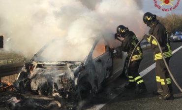 Auto in fiamme su l'A12, salva famiglia livornese