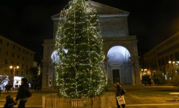 Acceso l'albero di Natale in piazza Grande