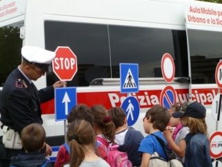 La Polizia Municipale in piazza per “Educare alla legalità”