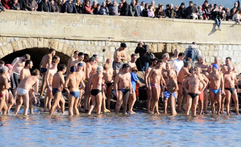 Tuffo di Capodanno ai Tre Ponti e al Gabbiano. Domenica il tuffo insieme ai pisani