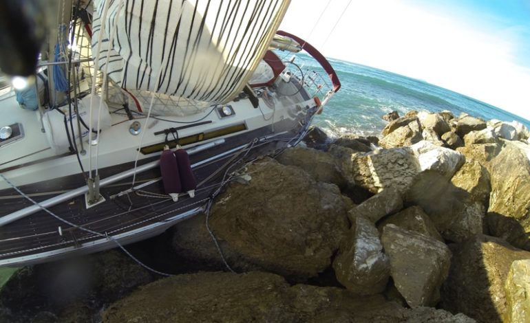 Mistero alla Meloria. Barca a vela s’incaglia, recuperato naufrago francese