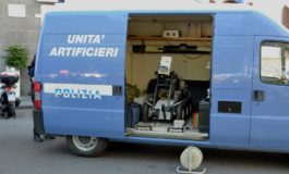 Bimbi scavano in giardino e trovano una bomba