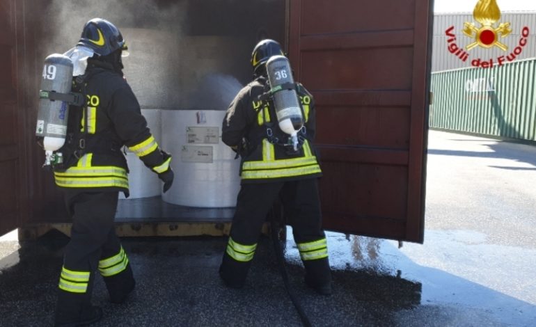 Scoppia incendio in via delle Cateratte, per fortuna niente di grave. Arpat: “Finestre chiuse”