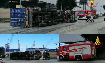 Tir si ribalta in via Da Vinci, soccorso l'autista