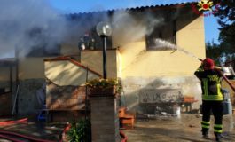 Incendio in casa, ustioni per un anziano