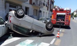 Incidente in via del Mare. Si ribalta un auto