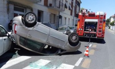 Incidente in via del Mare. Si ribalta un auto