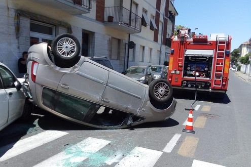 Incidente in via del Mare. Si ribalta un auto