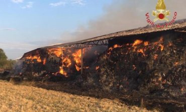 Capannone in fiamme a Collesalvetti