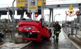 Auto si ribalta davanti al casello, illesa la conducente