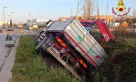 Via Firenze: camion si ribalta dopo aver urtato la volta del sottopasso